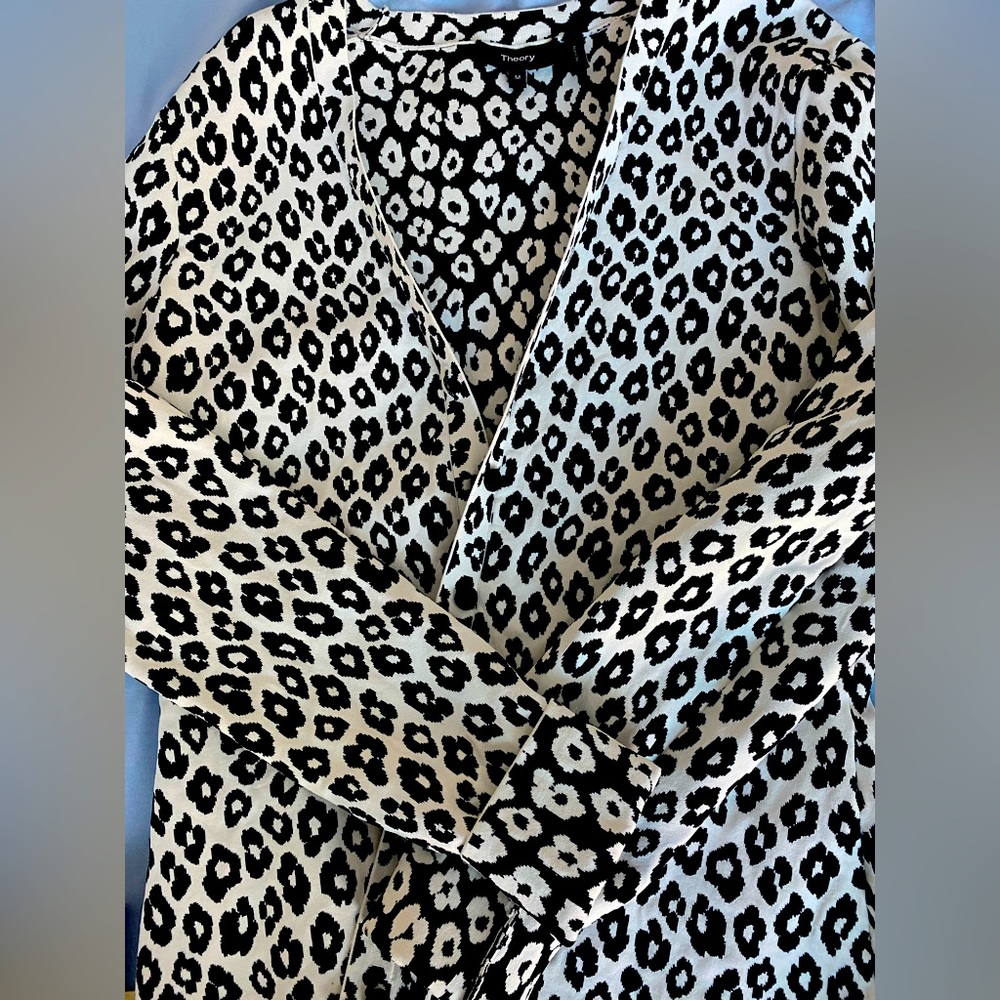 THEORY cardigan!!! Practically new. No signs of wear.
